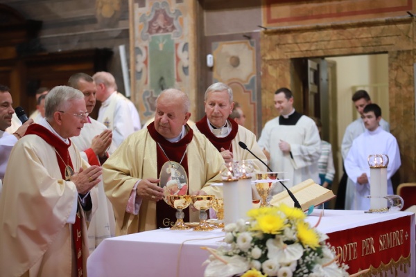 kardynał dziwisz koncelebruje mszę świętą w rzymie